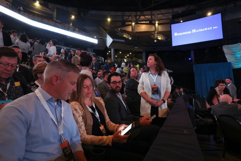 &copy; Reuters. Shareholders attend the Berkshire Hathaway Inc annual shareholders' meeting, in Omaha, Nebraska, U.S., May 3, 2025.  REUTERS/Brendan McDermid