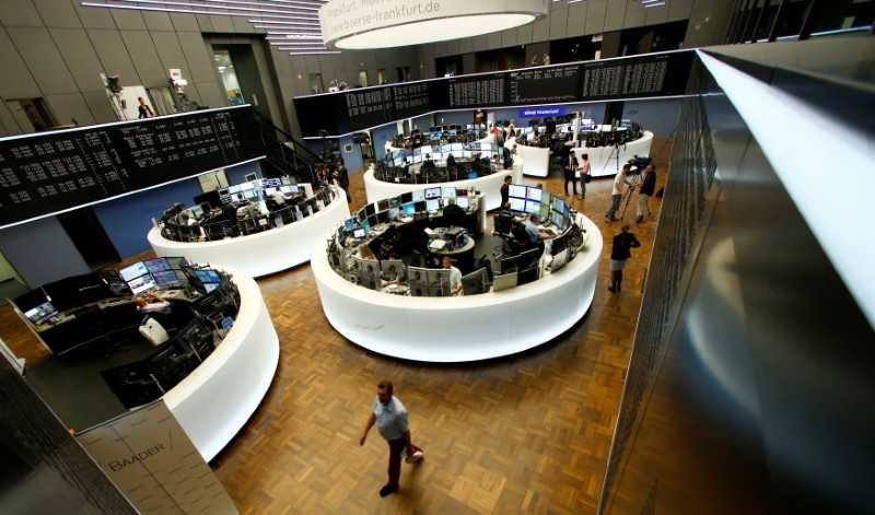 &copy; Reuters. Trader al lavoro alle proprie scrivanie davanti all'indice dei prezzi delle azioni tedesche Dax, presso la borsa di Francoforte, Germania, 24 giugno 2016. Foto REUTERS/Ralph Orlowski