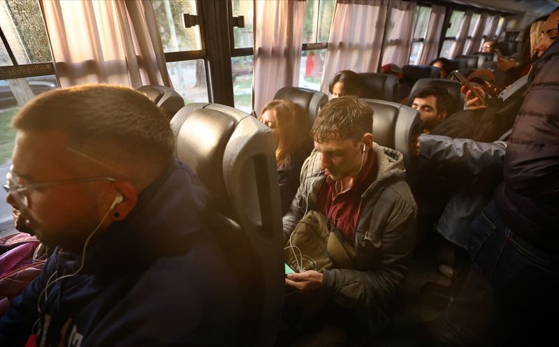 &copy; Reuters. Argentinos andam de ônibus, em Buenos Airesn04/04/2025nREUTERS/Agustin Marcarian