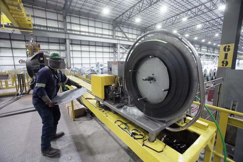 US service sector picks up in April; price pressures rise