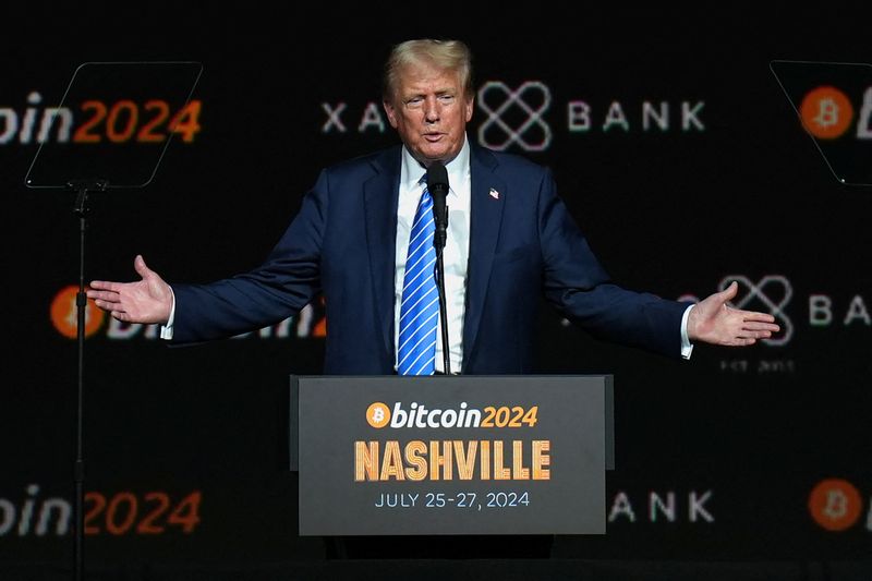&copy; Reuters. O então indicado à presidência dos EUA e ex-presidente Donald Trump gesticula no evento Bitcoin 2024 em Nashville, Tennessee, EUAn27/07/2024nREUTERS/Kevin Wurm