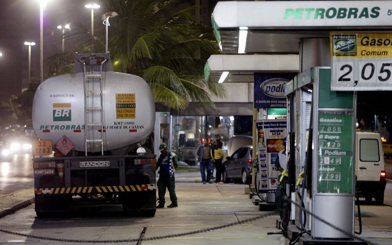 &copy; Reuters. Caminhão-tanque em posto de combustíveln14/06/2004nREUTERS/Sergio Moraes