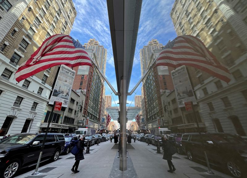 &copy; Reuters. FILE PHOTO: The U.S. flag flutters on a building as people make their way through the streets of Manhattan during a work day in New York, U.S., January 23, 2025. REUTERS/Fabrizio Bensch/File Photo
