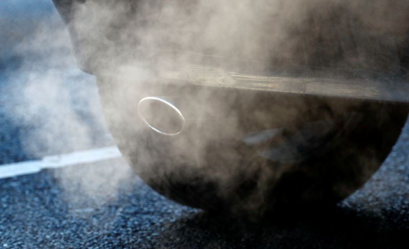 &copy; Reuters. Escapamento de um carro é fotografado em uma rua de Berlimn22/02/2018nREUTERS/Fabrizio Bensch