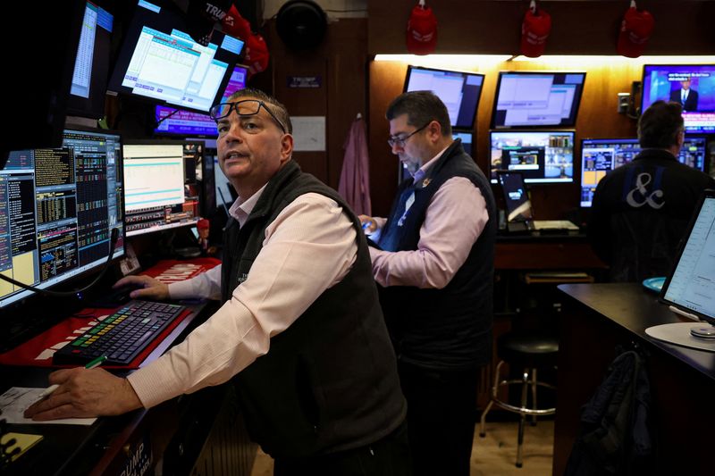 &copy; Reuters. Traders operam na Bolsa de Nova Yorkn07/05/2025nREUTERS/Brendan McDermid