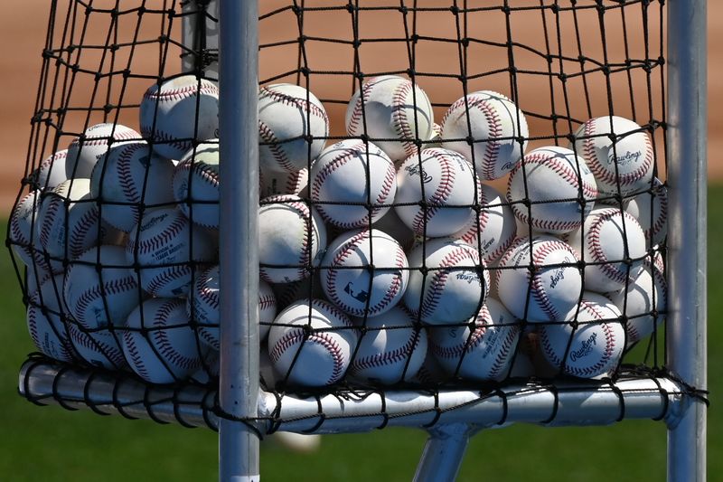 &copy; Reuters. Bolas de beisebol em cesta durante treino de rebatidas antes de jogo do Chicago White Sox no Rate Fieldn12/04/2025nPatrick Gorski-Imagn Images/File Photo