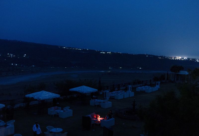 &copy; Reuters. Una famiglia siede in un ristorante aperto poco prima di un presunto attacco pakistano a Jammu, 8 maggio 2025. REUTERS/Adnan Abidi