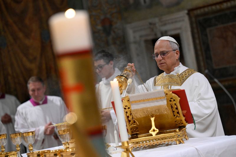 &copy; Reuters. Papa Leone XIV celebra la Messa nella Cappella Sistina in Vaticano, 9 maggio 2025. Vatican Media/Handout via REUTERS
