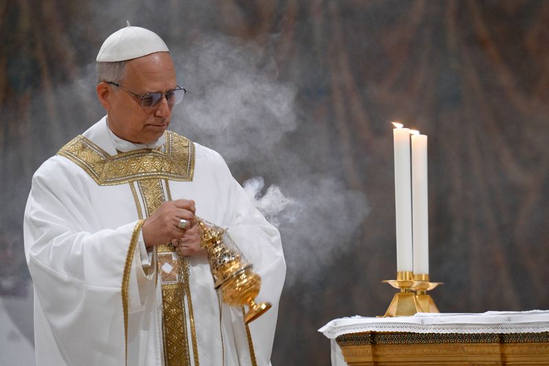 &copy; Reuters. Papa Leão 14 conduz missa na Capela Sistina, no Vaticano.n09/05/2025nSimone Risoluti/Vatican Media/via REUTERS