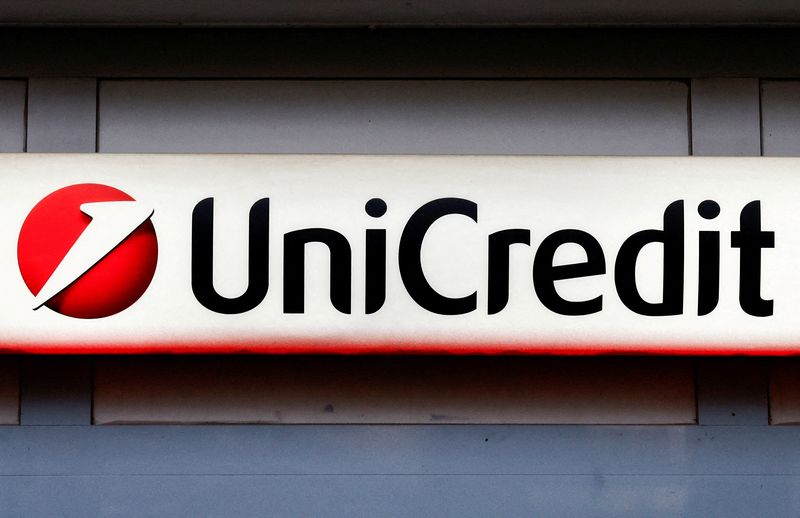&copy; Reuters. Il logo UniCredit presso una filiale a Roma. REUTERS/Yara Nardi/