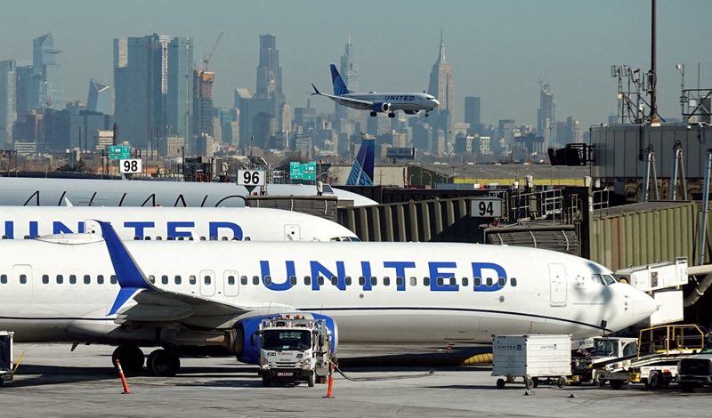 &copy; Reuters. Aviões da United Airlines pousam e outros se preparam para decolar no Aeroporto Internacional Newark Liberty, em Newark, Nova Jerseyn27/01/2025nREUTERS/Fabrizio Bensch