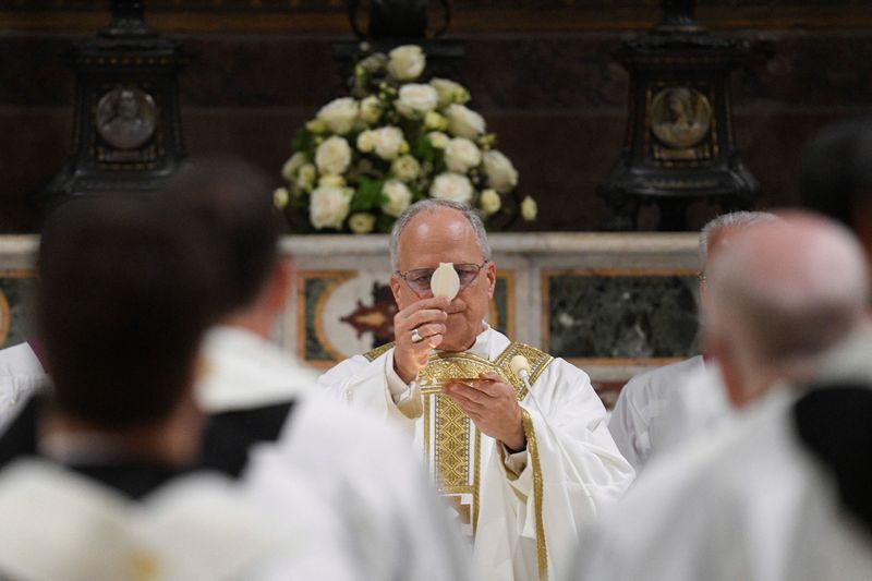 &copy; Reuters. Papa Leão 14 celebra missa na Capela Sistinan09/05/2025nMídia do Vaticano/Divulgação via REUTERS