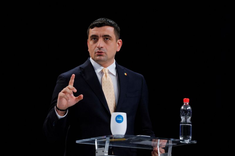 &copy; Reuters. George Simion gestures while attending a presidential debate alongside Nicusor Dan (not pictured), in Bucharest, Romania, May 8, 2025. Inquam Photos/Malina Norocea via REUTERS
