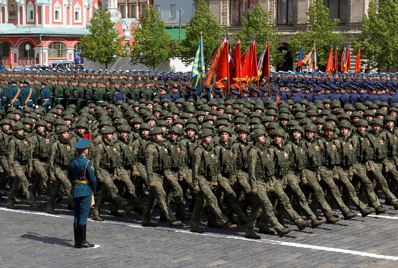 &copy; Reuters. Soldados russos que estiveram envolvidos na campanha militar do país na Ucrânia marcham na Praça Vermelha, no centro de Moscou, Rússian09/05/2025nREUTERS/Maxim Shemetov