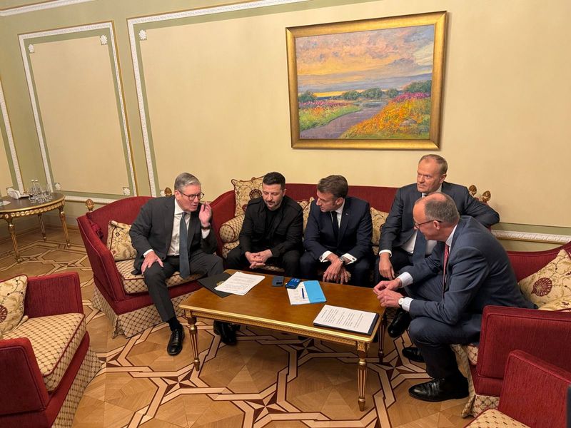 © Reuters. Ukraine’s President Volodymyr Zelenskiy, Britain’s Prime Minister Keir Starmer, French President Emmanuel Macron, German Chancellor Friedrich Merz and Polish Prime Minister Donald Tusk speak with U.S. President Donald Trump via phone during the so-called 