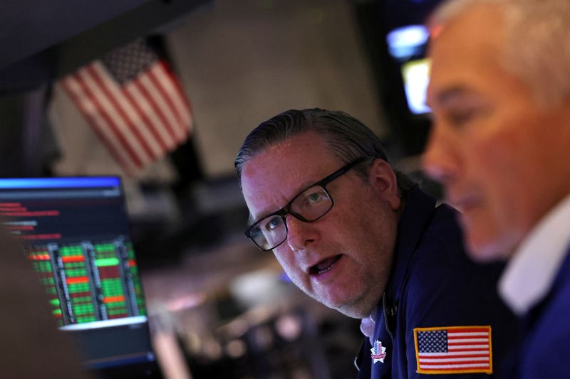 &copy; Reuters. FILE PHOTO: Traders work on the floor at the New York Stock Exchange (NYSE) in New York City, U.S., May 7, 2025.  REUTERS/Brendan McDermid/File Photo