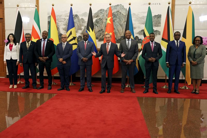 &copy; Reuters. Ministro das Relações Exteriores da China, Wang Yi, possa para fotos em grupo com ministros e representantes de países do Caribe antes do Fórum China-Celac, em Pequimn12/05/2025. REUTERS/Florence Lo/Pool