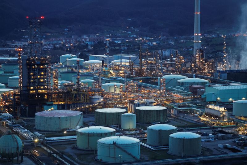 &copy; Reuters. Luzes iluminam a refinaria de petróleo Petronor, de propriedade da multinacional espanhola de energia e petroquímica Repsol, em Muskiz, Espanhan23/02/2025nREUTERS/Vincent West