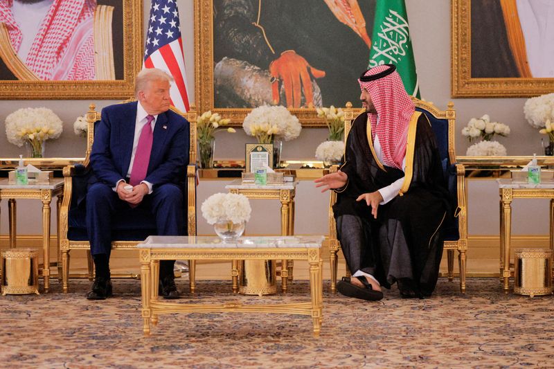 &copy; Reuters. Donald Trump e o príncipe saudita Mohammed Bin Salman em Riadn 13/5/2025   REUTERS/Brian Snyder