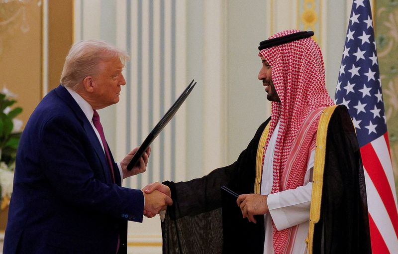 &copy; Reuters. Il presidente degli Stati Uniti Donald Trump e il principe ereditario e primo ministro saudita Mohammed Bin Salman si stringono la mano durante la cerimonia di firma di un Memorandum of Understanding (Mou) presso la Corte Reale di Riyadh, Arabia Saudita,
