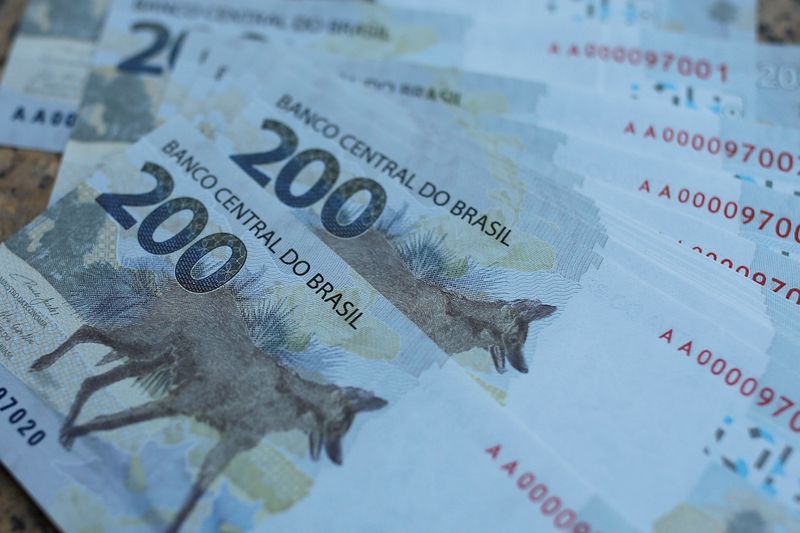 Taxas curtas de DIs têm baixas leves ancoradas por Copom e longas sobem com Treasuries