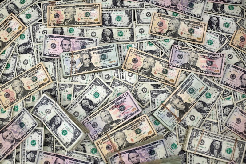 Dólar tem queda forte após dados dos EUA e se reaproxima dos R$5,60