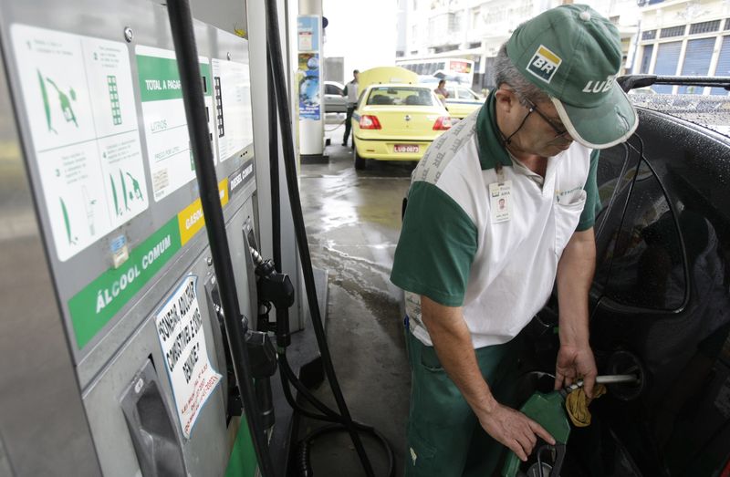 &copy; Reuters. Frentista abastece carro em posto de combustível no Rio de Janeiron30/04/2008nREUTERS/Sergio Moraes