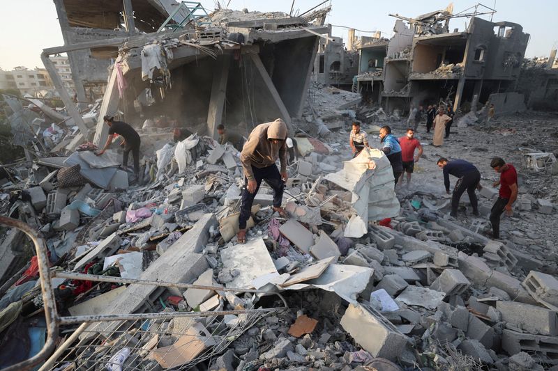 &copy; Reuters. Palestinians inspect the site of an Israeli strike on a house, in Jabalia, in the northern Gaza Strip, May 14, 2025. REUTERS/Mahmoud Issa