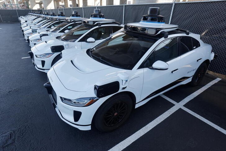 &copy; Reuters. Carros elétricos I-Pace, da Jaguar, em centro da Waymo nos EUA.nREUTERS/Peter DaSilva