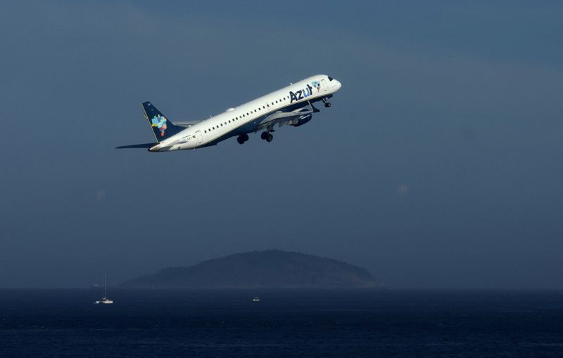 &copy; Reuters. Avião da Azul decola do aeroporto Santos Dumont, no Rio de Janeiron17/01/2025nREUTERS/Ricardo Moraes