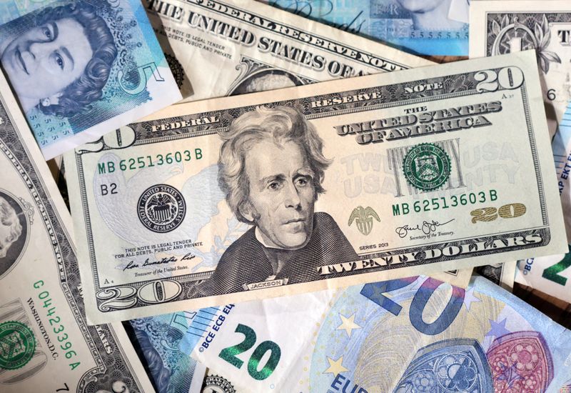 &copy; Reuters. Imagem ilustrativa de notas de dólar, euro e libran04/05/2025nREUTERS/Dado Ruvic