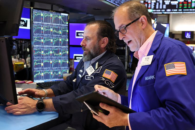 &copy; Reuters. Operadores na bolsa de Nova Yorkn13/05/2025.  REUTERS/Brendan McDermid