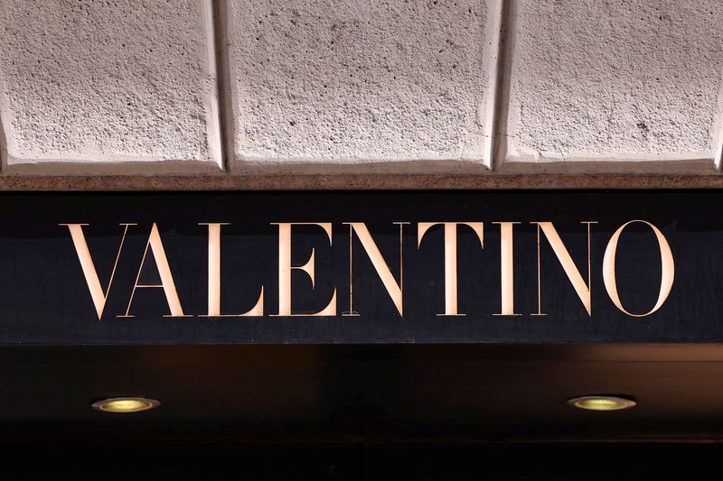 &copy; Reuters. Il logo della maison Valentino davanti a una boutique a Milano, Italia /Foto scattata l'8 aprile 2024/REUTERS/Claudia Greco