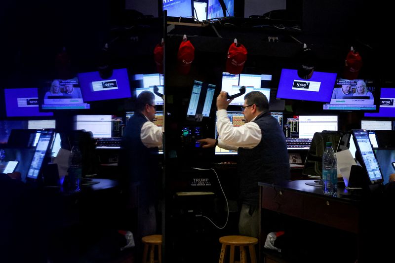 &copy; Reuters. Un trader al lavoro alla Borsa di New York (NYSE) a New York City, Stati Uniti, 15 aprile 2025. REUTERS/Brendan McDermid/File Photo