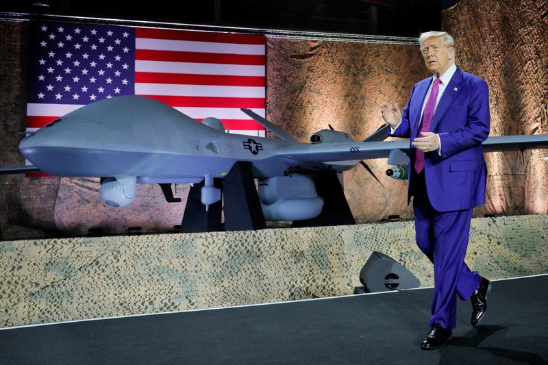 &copy; Reuters. Donald Trump visita base aérea Al Udeid em Dohan 15/5/2025    REUTERS/Brian Snyder