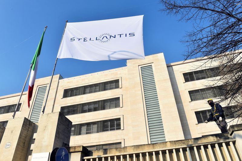 &copy; Reuters. Il logo Stellantis su una bandiera davanti la sede dello stabilimento Mirafiori a Torino. REUTERS/Massimo Pinca/