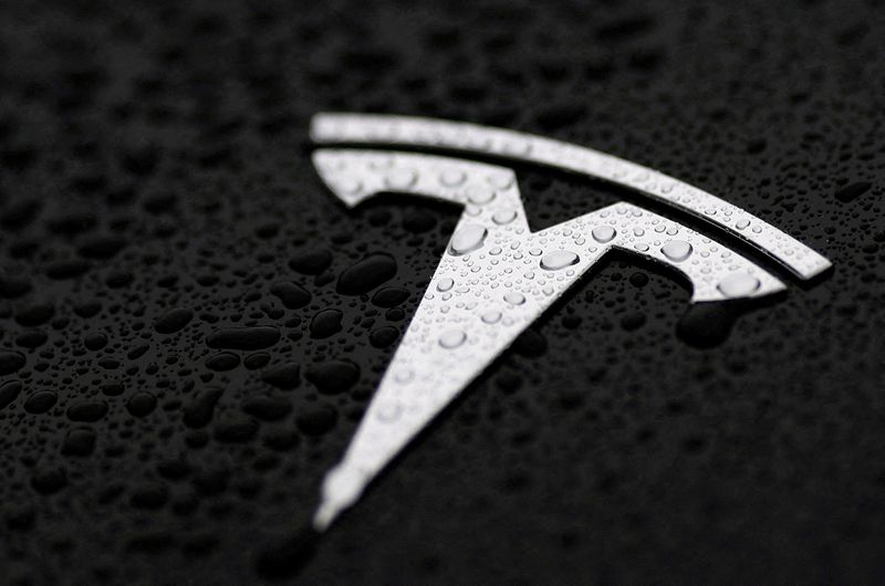 &copy; Reuters. Logo da Tesla em Bruxelas, Bélgican24/4/2025 REUTERS/Yves Herman/Arquivo