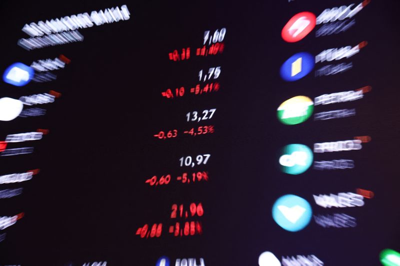 Imagem da Notícia: Ibovespa avança puxado por Vale e com BRF em destaque; Eletrobras recua