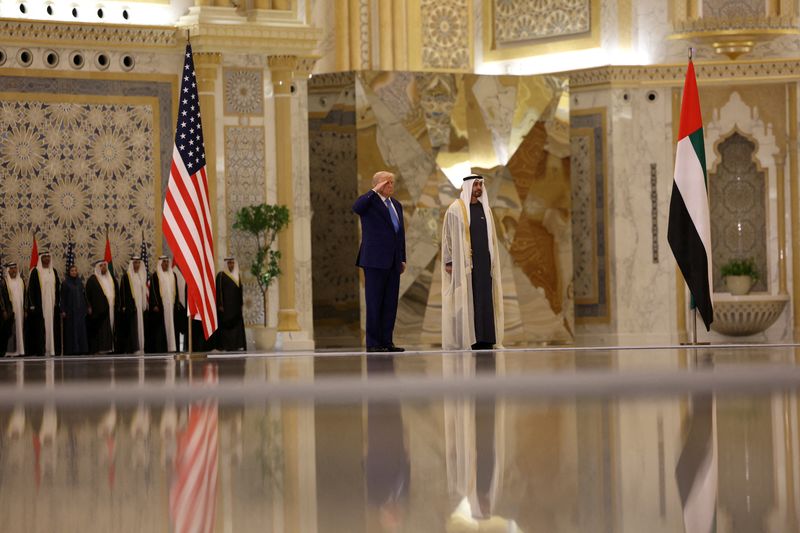 &copy; Reuters. Presidente dos EUA, Donald Trump, em encontro com o presidente dos Emirados Árabes Unidos, xeque Mohamed bin Zayed Al Nahyann15/05/2025nAmr Alfiky/Reuters