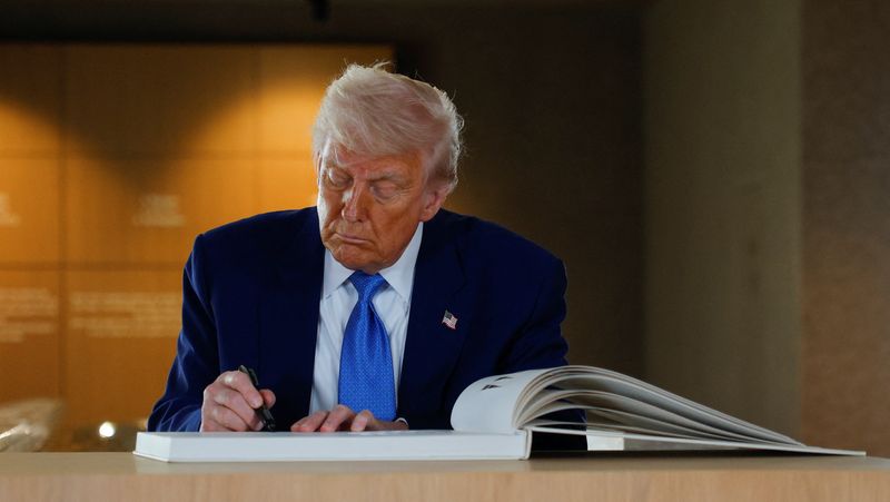 &copy; Reuters. U.S. President Donald Trump signs a guestbook as he visits the Abrahamic Family House during the final stop of his Gulf visit, in Abu Dhabi, United Arab Emirates, May 16, 2025. REUTERS/Brian Snyder