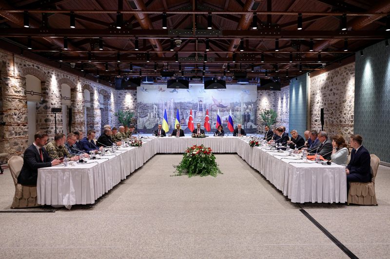 &copy; Reuters. Il ministro degli Esteri turco Hakan Fidan presiede un incontro tra negoziatori ucraini e russi a Istanbul, Turchia, 16 maggio 2025. Arda Kucukkaya/Ministero degli Esteri turco/Handout via REUTERS