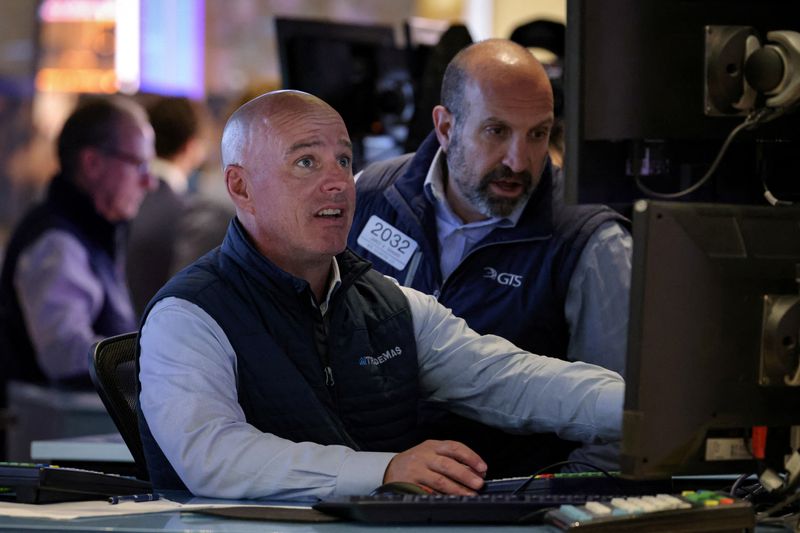 &copy; Reuters. Trader al lavoro sul floor della Borsa di New York (Nyse) a New York City, Stati Uniti, 14 maggio 2025.  REUTERS/Brendan McDermid