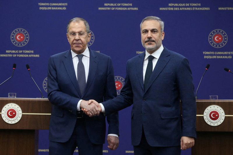 &copy; Reuters. Il ministro degli Esteri turco Hakan Fidan stringe la mano al suo omologo russo Sergei Lavrov durante una conferenza stampa ad Ankara, Turchia, 24 febbraio 2025. REUTERS/Cagla Gurdogan
