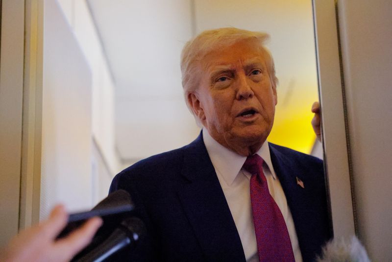 Trump diz ao Walmart para "comer as tarifas" em vez de aumentar preços