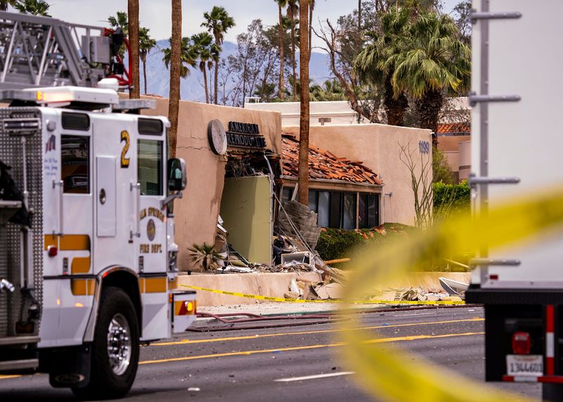 &copy; Reuters. A rua da clínica American Reproductive Centers é vista após uma explosão que está sendo investigada pela polícia como um ato intencional de violência em Palm Springs, Califórnia, EUA, em 17 de maio de 2025. Andy Abeyta/USA Today Network via REUTER
