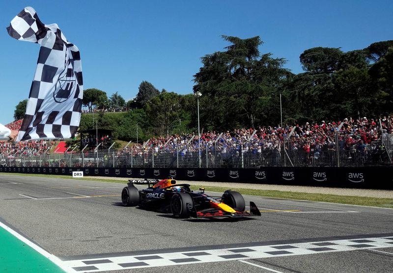 &copy; Reuters. Fórmula 1 - Grande Prêmio de Emilia Romagna - Autódromo Enzo e Dino Ferrari, Imola, Itália - 18 de maio de 2025 Max Verstappen, da Red Bull, passa a bandeira quadriculada para vencer o Grande Prêmio de Emilia Romagna via REUTERS/Luca Bruno