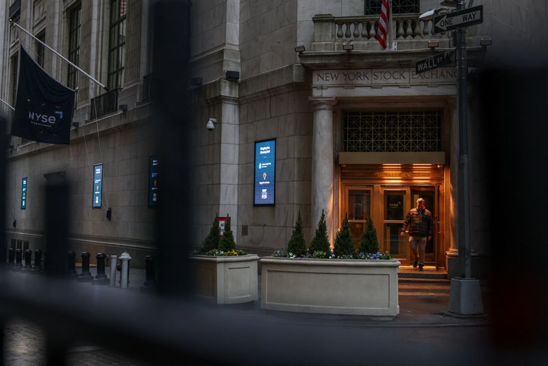 &copy; Reuters. Un uomo esce dalla Borsa di New York (Nyse) su Wall Street dopo la chiusura dei mercati a New York City, Stati Uniti, 7 aprile 2025. REUTERS/Kylie Cooper