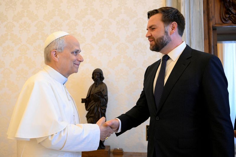 &copy; Reuters. Pope Leo XIV shakes hands with U.S Vice President JD Vance as they meet at the Vatican, May 19, 2025. Vatican Media/­Simone Risoluti/Handout via REUTERS