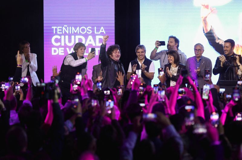 &copy; Reuters. Javier Milei celebra resultado de eleição em Buenos Airesn 18/5/2025    REUTERS/Tomas Cuesta