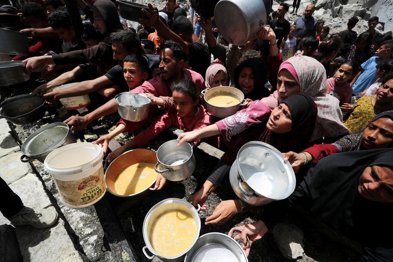 &copy; Reuters. Palestinos aguardam por comida na Faixa de Gazan 19/5/2025   REUTERS/Mahmoud Issa